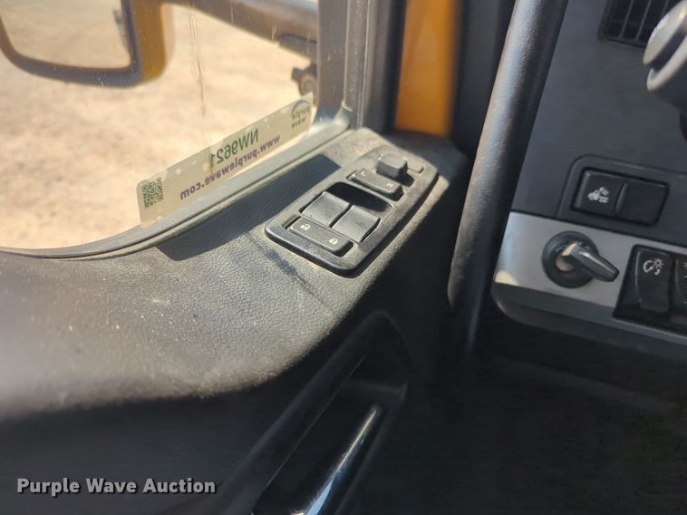 image for item NW9621 2022 Kenworth  T680 semi truck