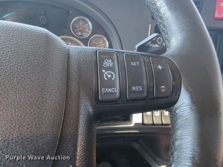 image for item NW9621 2022 Kenworth  T680 semi truck