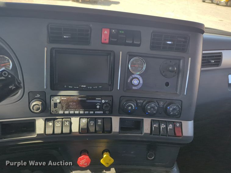 image for item NW9621 2022 Kenworth  T680 semi truck