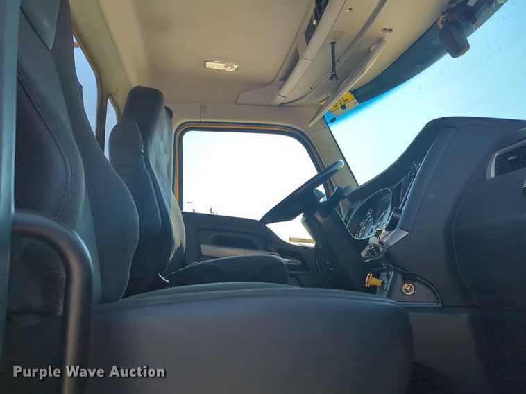 image for item NW9621 2022 Kenworth  T680 semi truck