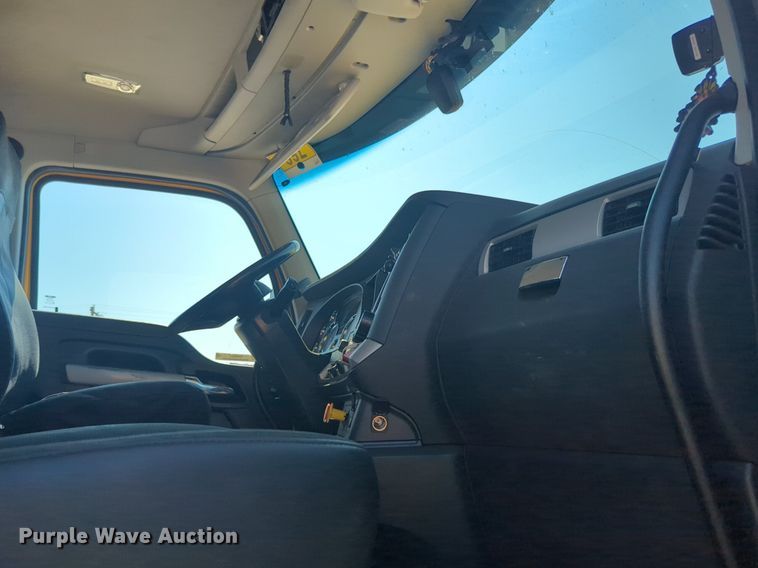 image for item NW9621 2022 Kenworth  T680 semi truck