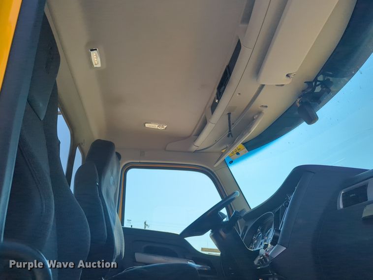 image for item NW9621 2022 Kenworth  T680 semi truck