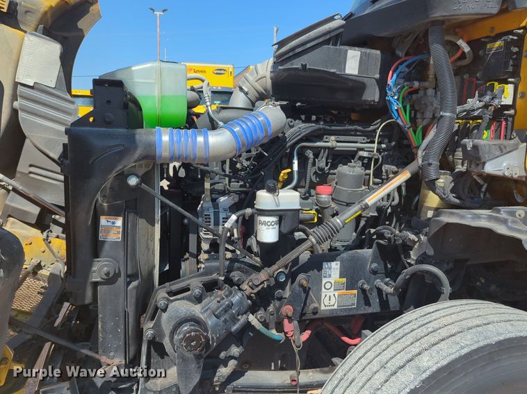 image for item NW9621 2022 Kenworth  T680 semi truck