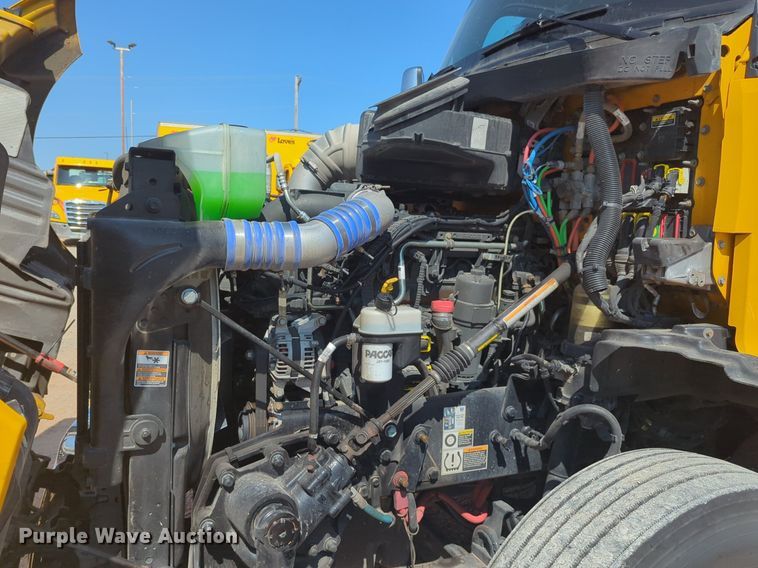 image for item NW9621 2022 Kenworth  T680 semi truck