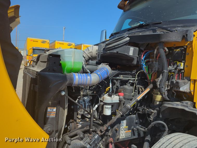 image for item NW9621 2022 Kenworth  T680 semi truck