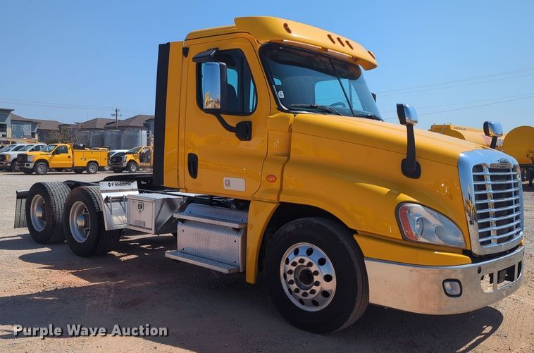 image for item NW9622 2018 Freightliner  Cascadia 125 semi truck