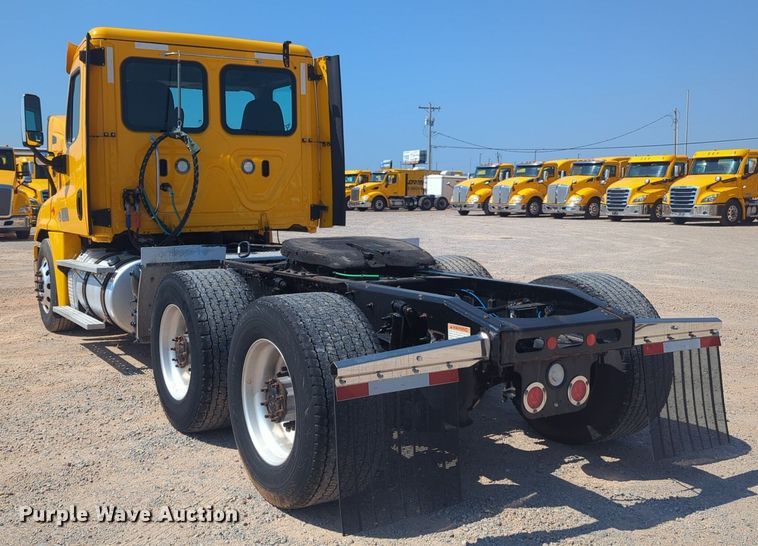 image for item NW9622 2018 Freightliner  Cascadia 125 semi truck