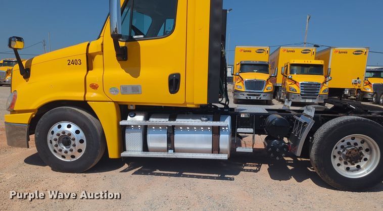 image for item NW9622 2018 Freightliner  Cascadia 125 semi truck