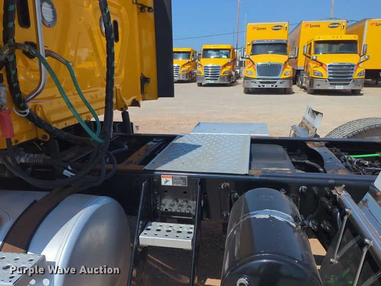 image for item NW9622 2018 Freightliner  Cascadia 125 semi truck