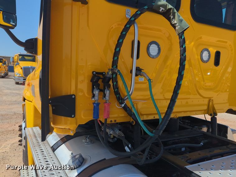 image for item NW9622 2018 Freightliner  Cascadia 125 semi truck