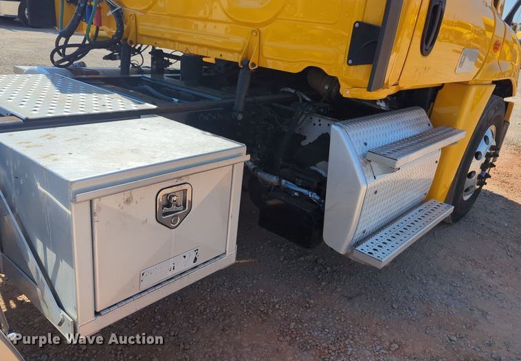 image for item NW9622 2018 Freightliner  Cascadia 125 semi truck