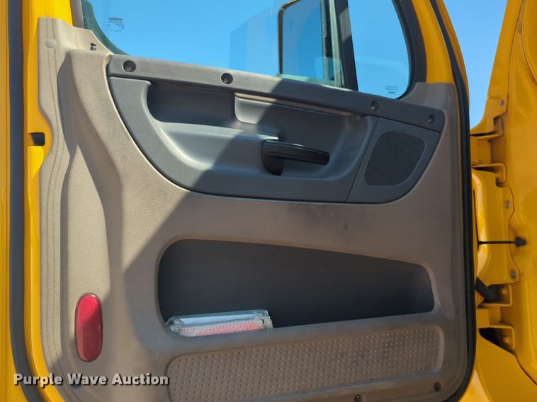 image for item NW9622 2018 Freightliner  Cascadia 125 semi truck