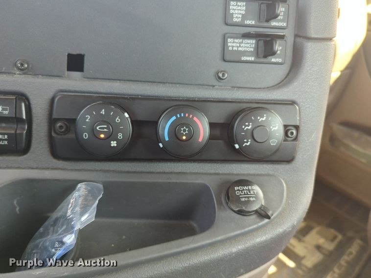 image for item NW9622 2018 Freightliner  Cascadia 125 semi truck