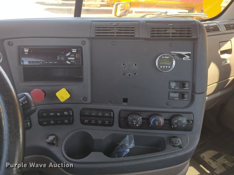 image for item NW9622 2018 Freightliner  Cascadia 125 semi truck