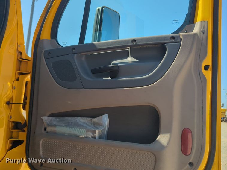 image for item NW9622 2018 Freightliner  Cascadia 125 semi truck