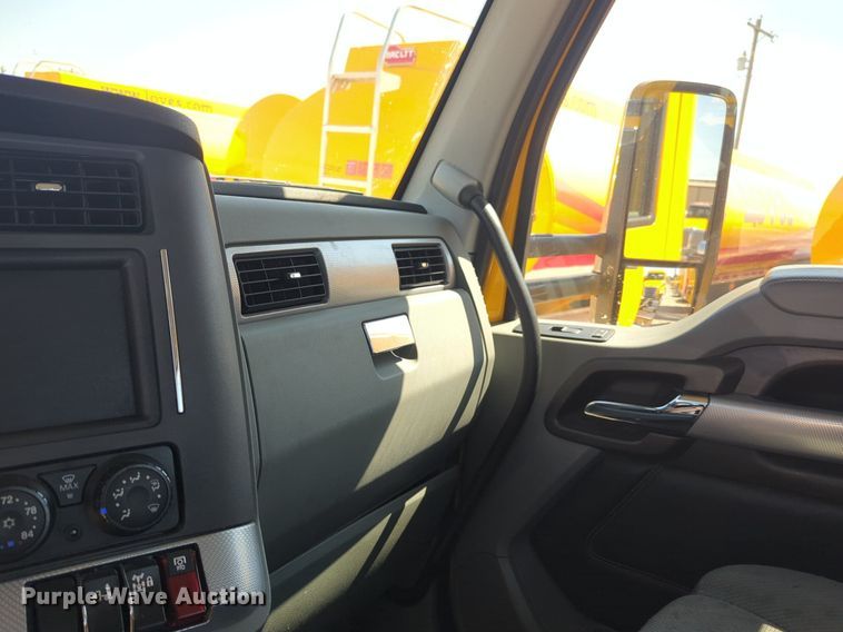 image for item NW9623 2021 Kenworth  T680 semi truck