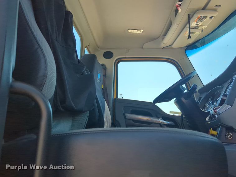 image for item NW9623 2021 Kenworth  T680 semi truck