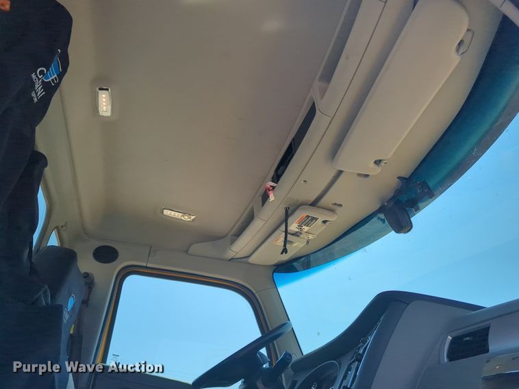 image for item NW9623 2021 Kenworth  T680 semi truck