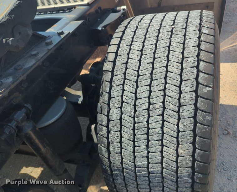 image for item NW9623 2021 Kenworth  T680 semi truck