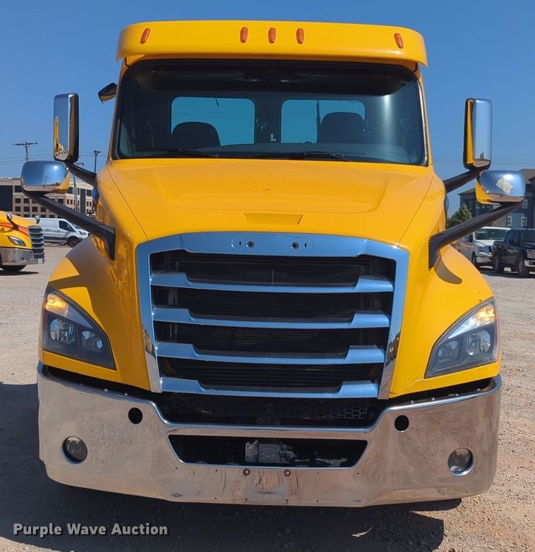 image for item NW9624 2020 Freightliner  Cascadia 126 semi truck