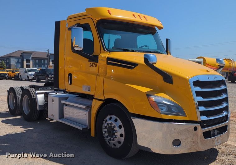 image for item NW9624 2020 Freightliner  Cascadia 126 semi truck