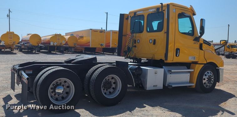 image for item NW9624 2020 Freightliner  Cascadia 126 semi truck