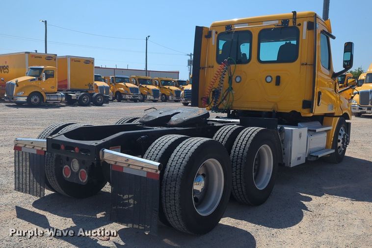 image for item NW9624 2020 Freightliner  Cascadia 126 semi truck