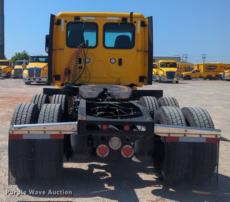 image for item NW9624 2020 Freightliner  Cascadia 126 semi truck