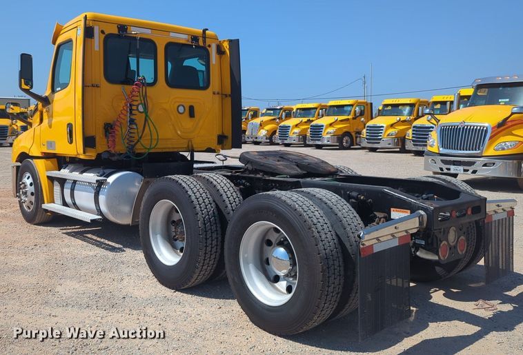 image for item NW9624 2020 Freightliner  Cascadia 126 semi truck