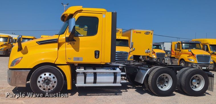 image for item NW9624 2020 Freightliner  Cascadia 126 semi truck