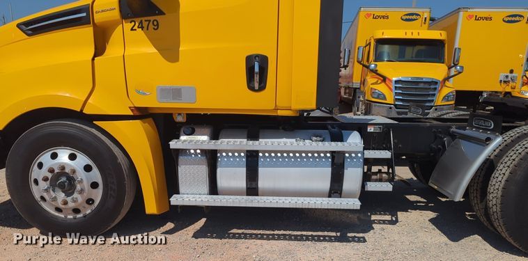 image for item NW9624 2020 Freightliner  Cascadia 126 semi truck