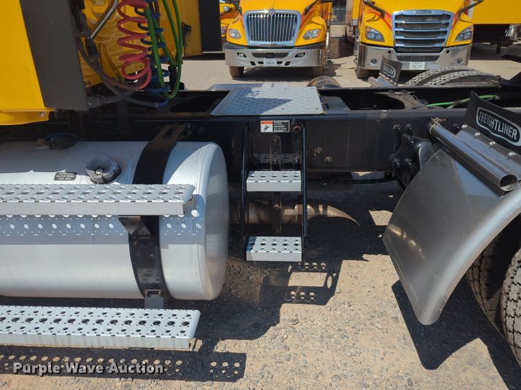 image for item NW9624 2020 Freightliner  Cascadia 126 semi truck