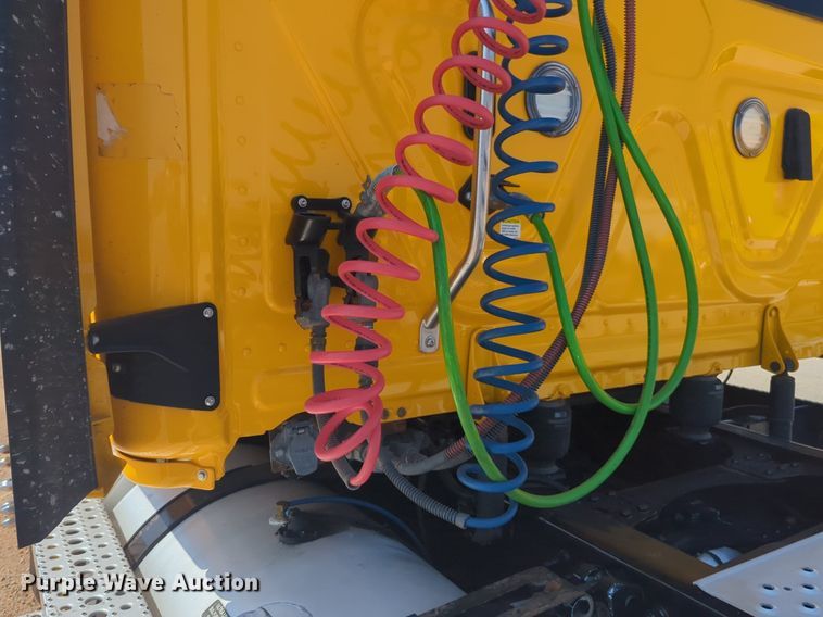 image for item NW9624 2020 Freightliner  Cascadia 126 semi truck