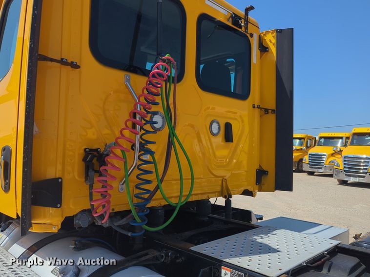 image for item NW9624 2020 Freightliner  Cascadia 126 semi truck