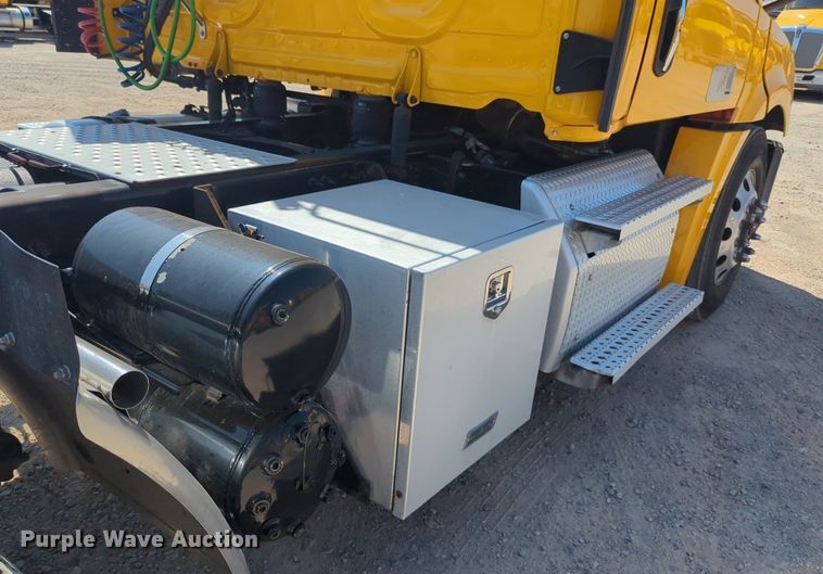 image for item NW9624 2020 Freightliner  Cascadia 126 semi truck