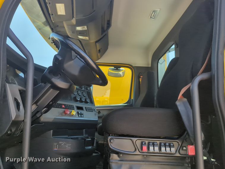 image for item NW9624 2020 Freightliner  Cascadia 126 semi truck