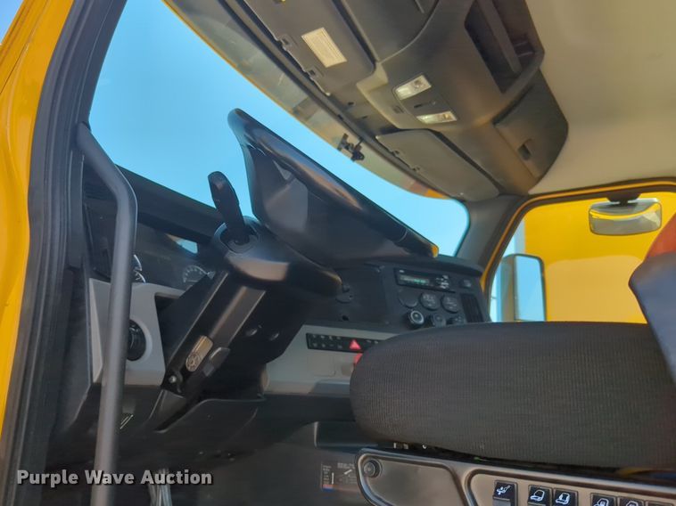 image for item NW9624 2020 Freightliner  Cascadia 126 semi truck