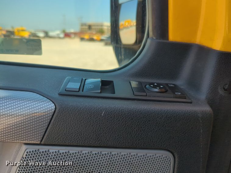 image for item NW9624 2020 Freightliner  Cascadia 126 semi truck