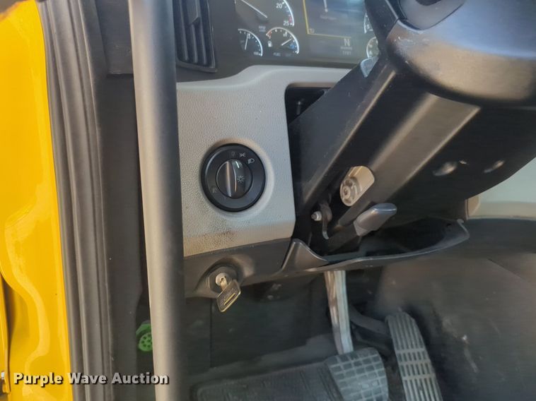 image for item NW9624 2020 Freightliner  Cascadia 126 semi truck