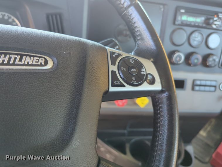 image for item NW9624 2020 Freightliner  Cascadia 126 semi truck