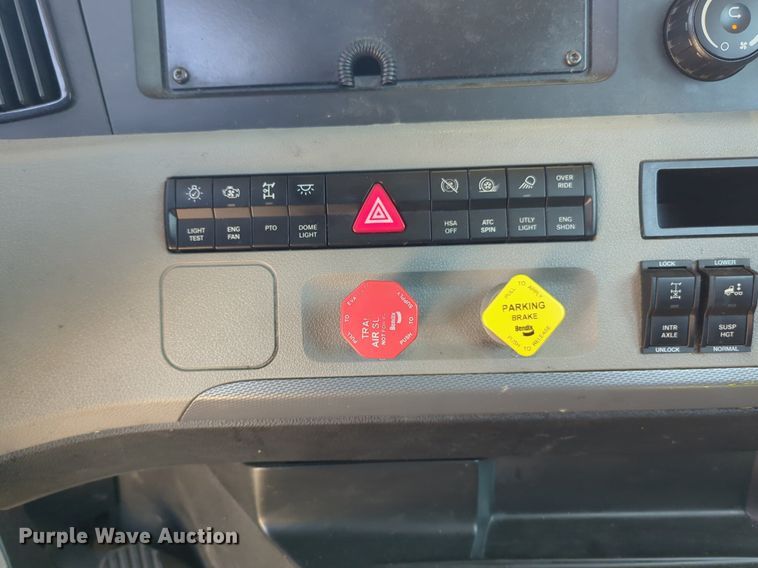 image for item NW9624 2020 Freightliner  Cascadia 126 semi truck