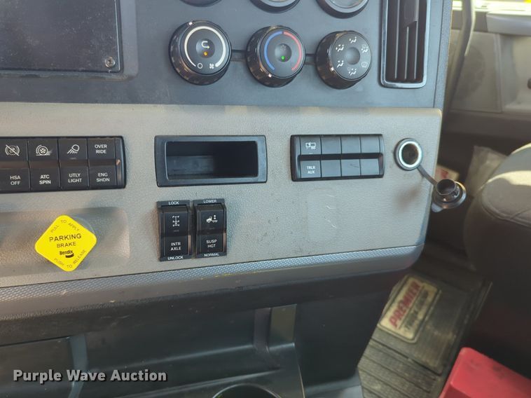 image for item NW9624 2020 Freightliner  Cascadia 126 semi truck