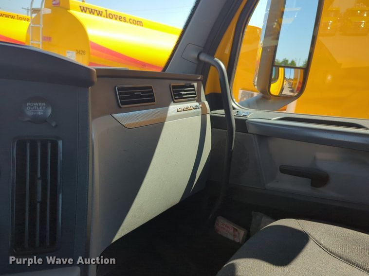 image for item NW9624 2020 Freightliner  Cascadia 126 semi truck