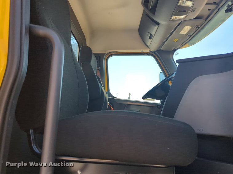 image for item NW9624 2020 Freightliner  Cascadia 126 semi truck