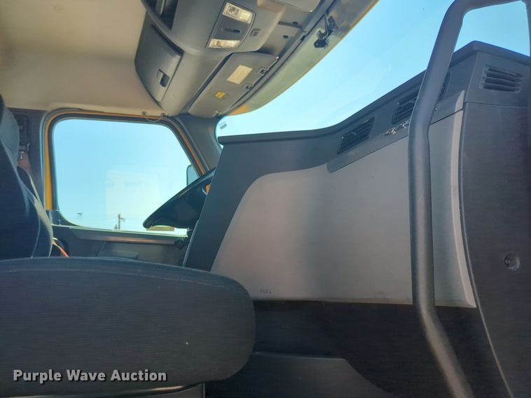 image for item NW9624 2020 Freightliner  Cascadia 126 semi truck