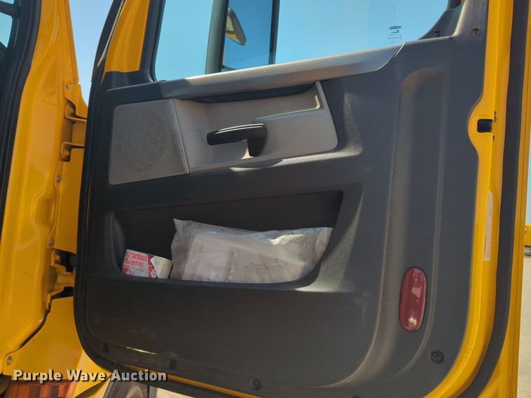 image for item NW9624 2020 Freightliner  Cascadia 126 semi truck