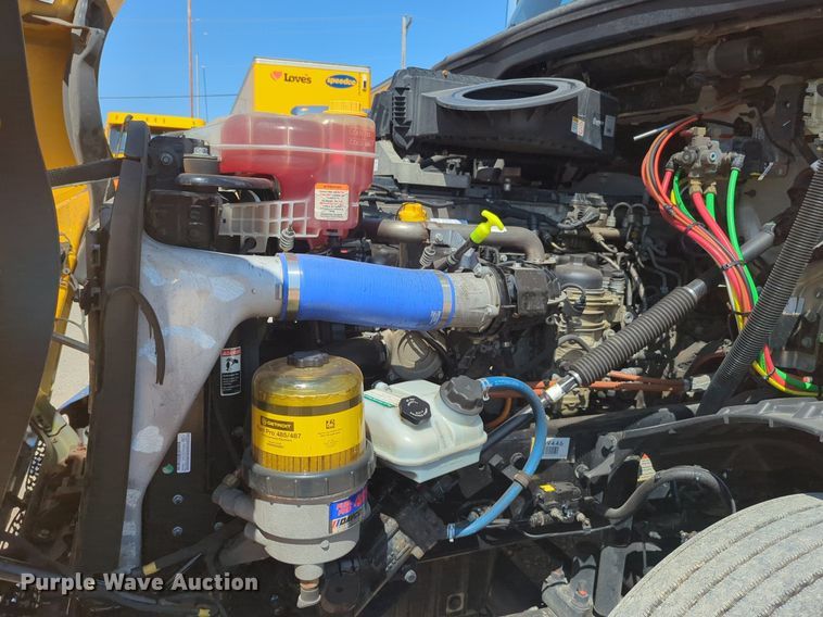 image for item NW9624 2020 Freightliner  Cascadia 126 semi truck