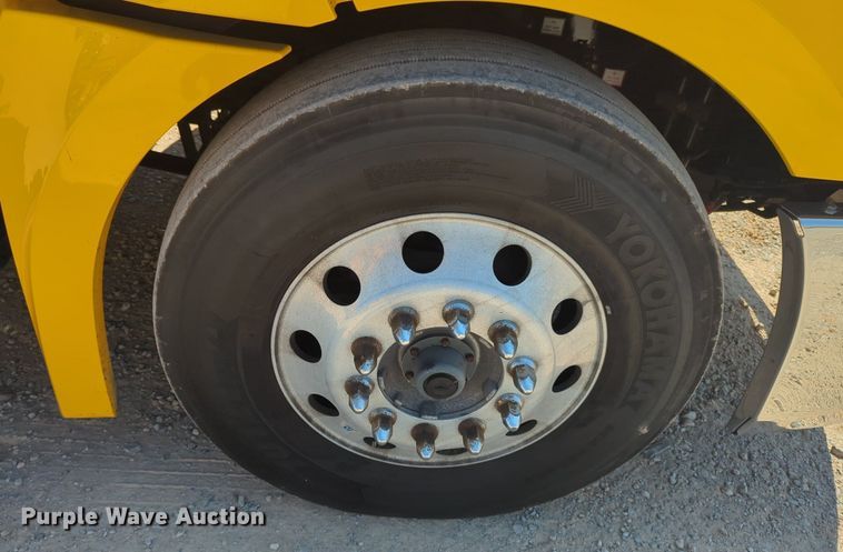 image for item NW9624 2020 Freightliner  Cascadia 126 semi truck