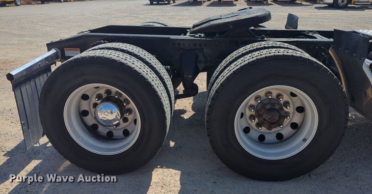 image for item NW9624 2020 Freightliner  Cascadia 126 semi truck