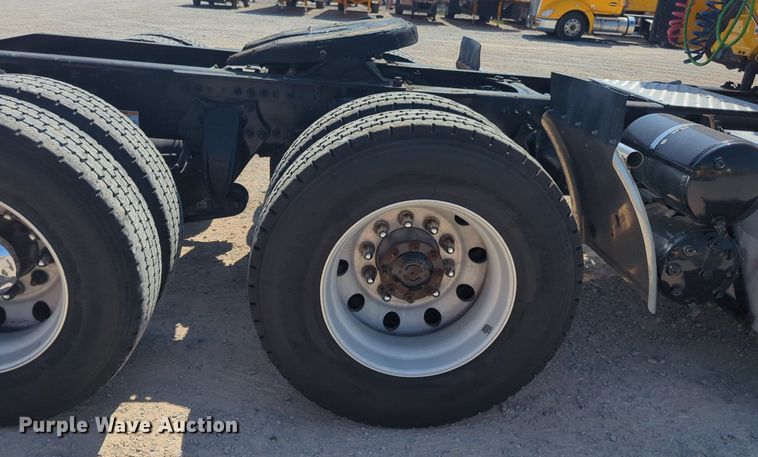 image for item NW9624 2020 Freightliner  Cascadia 126 semi truck